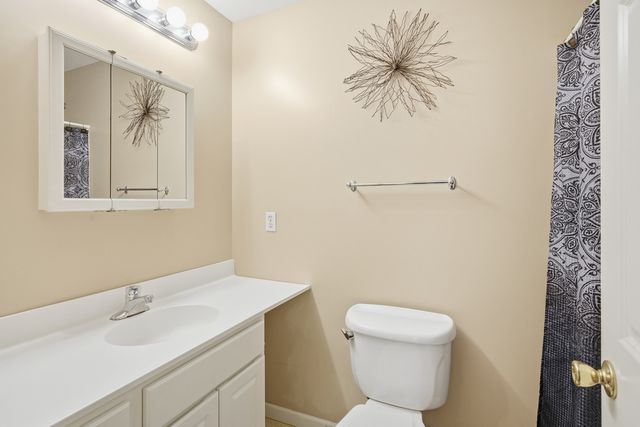 35 Fairfield Lane, Bloomfield, CT 06002