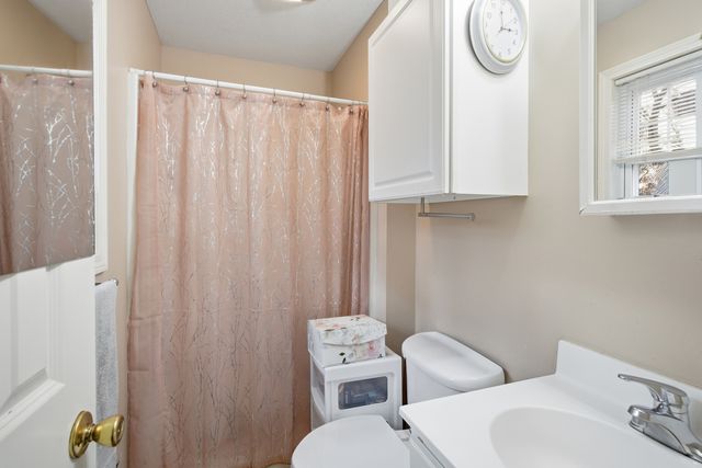 35 Fairfield Lane, Bloomfield, CT 06002