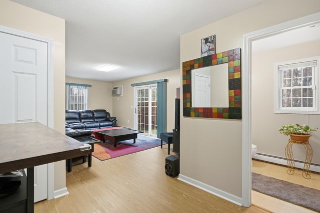 35 Fairfield Lane, Bloomfield, CT 06002