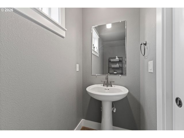 2566 Sw Mckenna Pl, Beaverton, OR 97003