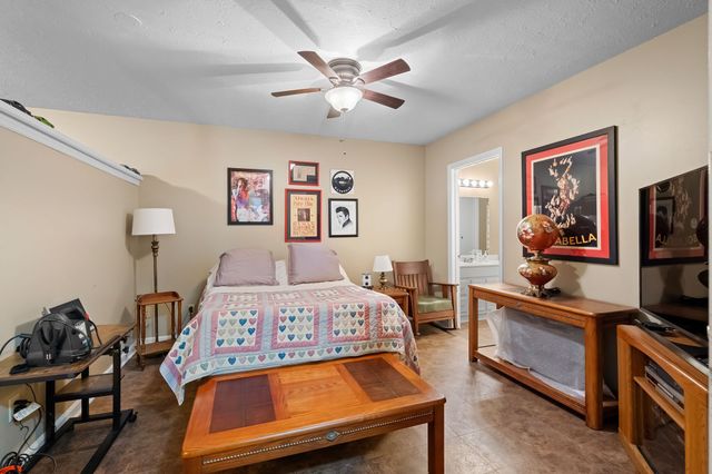 207 S Aztec Dr, White House, TN 37188