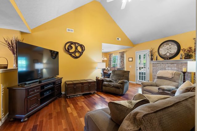 207 S Aztec Dr, White House, TN 37188