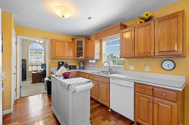 207 S Aztec Dr, White House, TN 37188