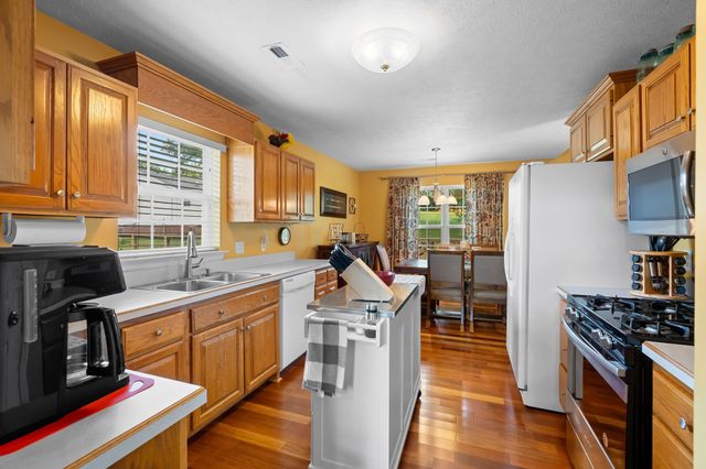 207 S Aztec Dr, White House, TN 37188