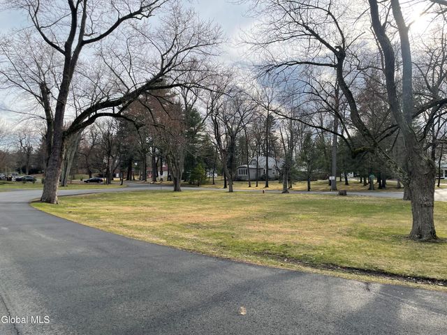 8 Clover Lane, Colonie, NY 12211