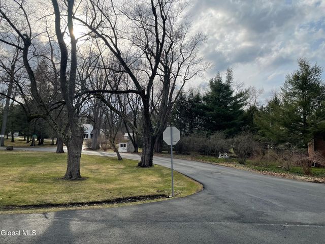 8 Clover Lane, Colonie, NY 12211