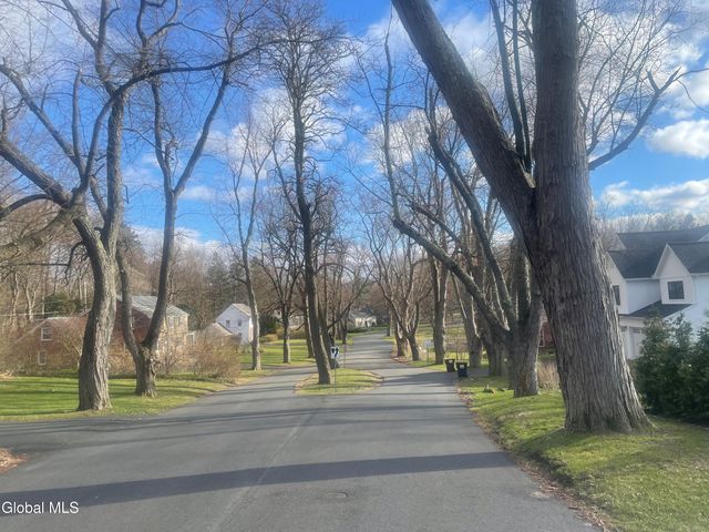 8 Clover Lane, Colonie, NY 12211