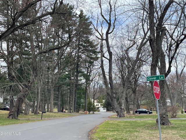 8 Clover Lane, Colonie, NY 12211