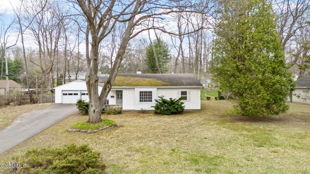8 Clover Lane, Colonie, NY 12211