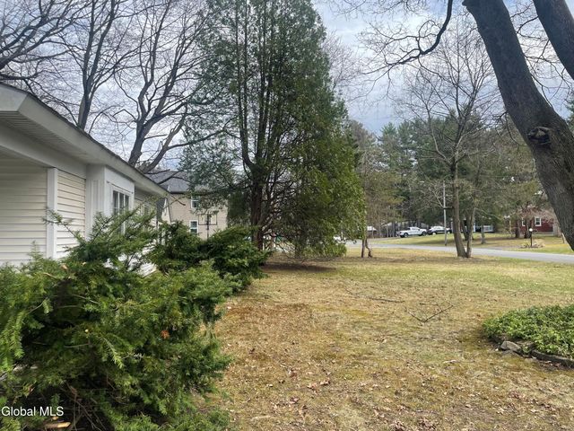 8 Clover Lane, Colonie, NY 12211