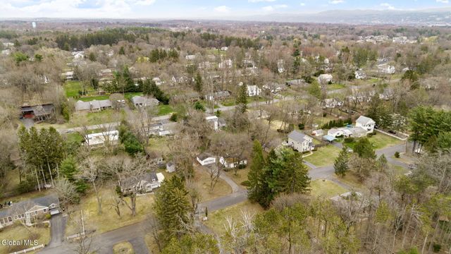 8 Clover Lane, Colonie, NY 12211
