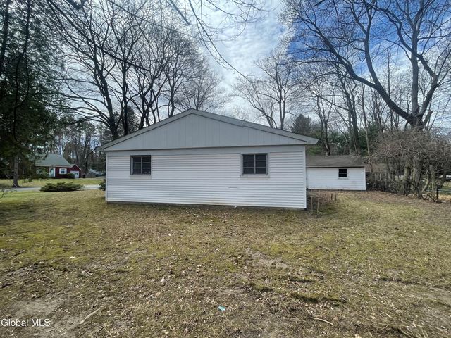 8 Clover Lane, Colonie, NY 12211