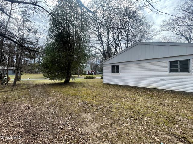 8 Clover Lane, Colonie, NY 12211