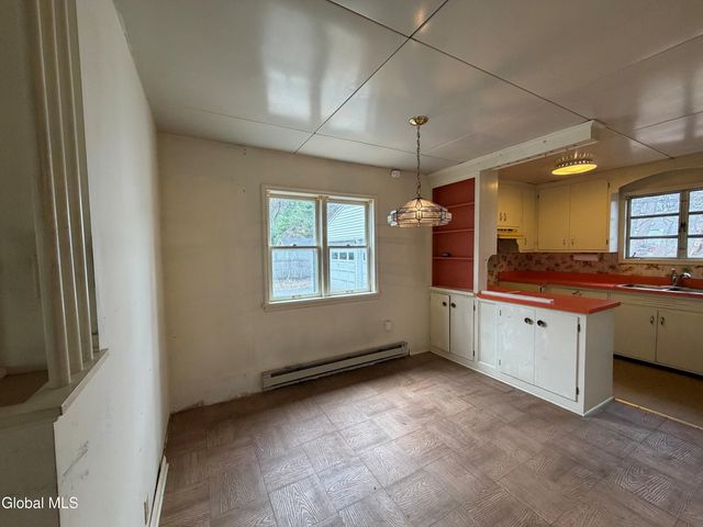 8 Clover Lane, Colonie, NY 12211