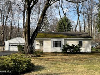 8 Clover Lane, Colonie, NY 12211