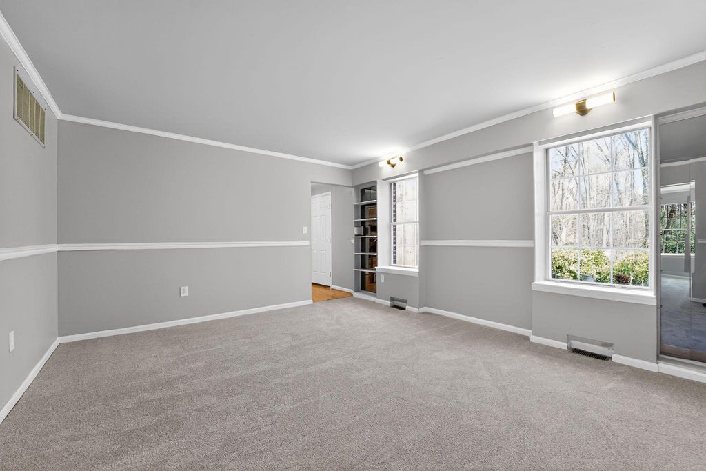 Image 7 of property listing at 1303 SHAWNEE CT, Millersville, MD 21108