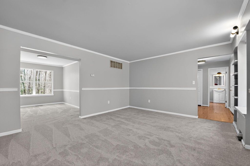 Image 8 of property listing at 1303 SHAWNEE CT, Millersville, MD 21108