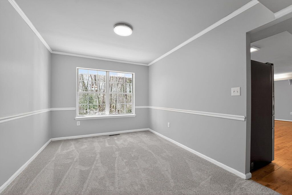 Image 10 of property listing at 1303 SHAWNEE CT, Millersville, MD 21108