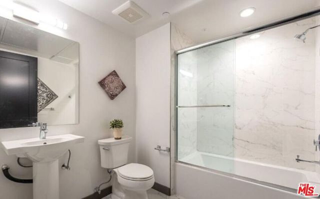 552 N Hobart Boulevard 313, Los Angeles, CA 90004