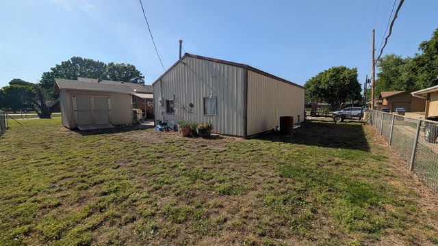 626 N Friend St, Belle Plaine, KS 67013