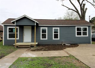 207 E Bernard Street, Clute, TX 77531