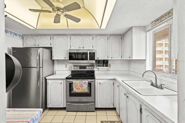 3564 LAKE BAYSHORE DRIVE 203, Bradenton, FL 34205