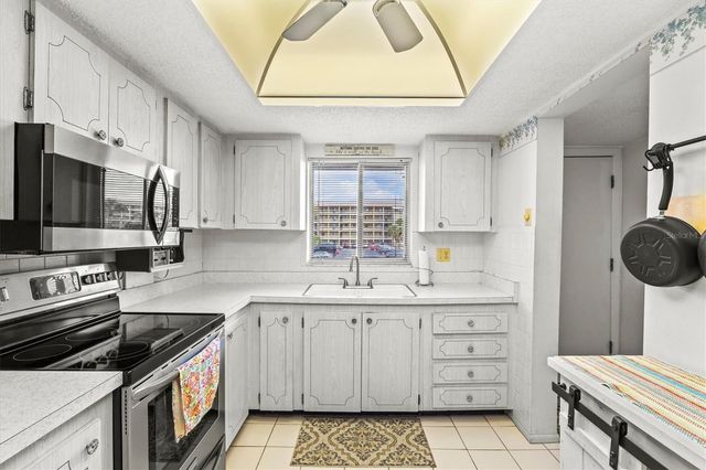 3564 LAKE BAYSHORE DRIVE 203, Bradenton, FL 34205