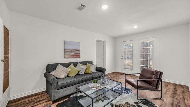 3521 Kenwood Avenue, Fort Worth, TX 76116