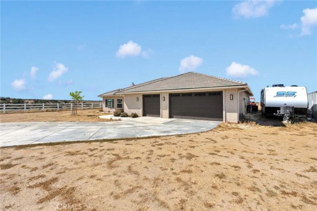 9926 Fir St, Oak Hills, CA 92344