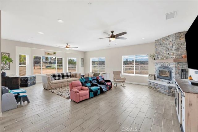 9926 Fir St, Oak Hills, CA 92344