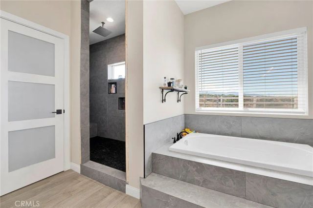 9926 Fir St, Oak Hills, CA 92344