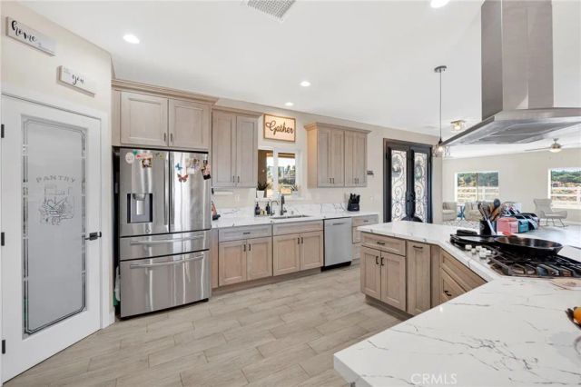 9926 Fir St, Oak Hills, CA 92344