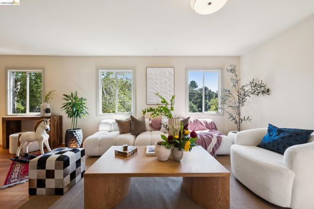 106 Sonia St, Oakland, CA 94618