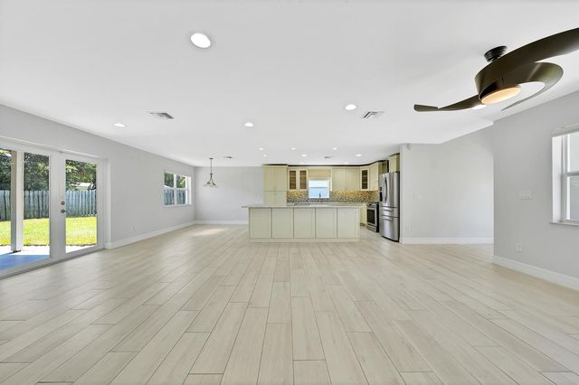 2388 E EDGEWATER Drive, Palm Beach Gardens, FL 33410