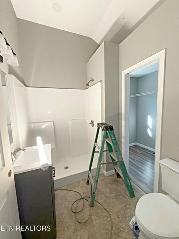 612 W Fir St, Lafollette, TN 37766