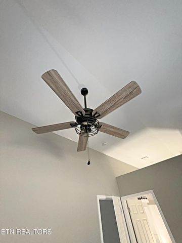 612 W Fir St, Lafollette, TN 37766