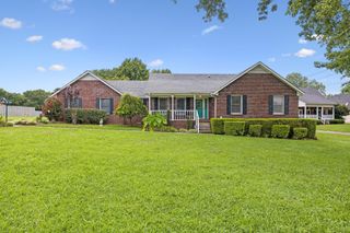 130 Lakepointe Rd, La Vergne, TN 37086
