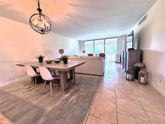 901 W Cypress Ln 201, Pompano Beach, FL 33069