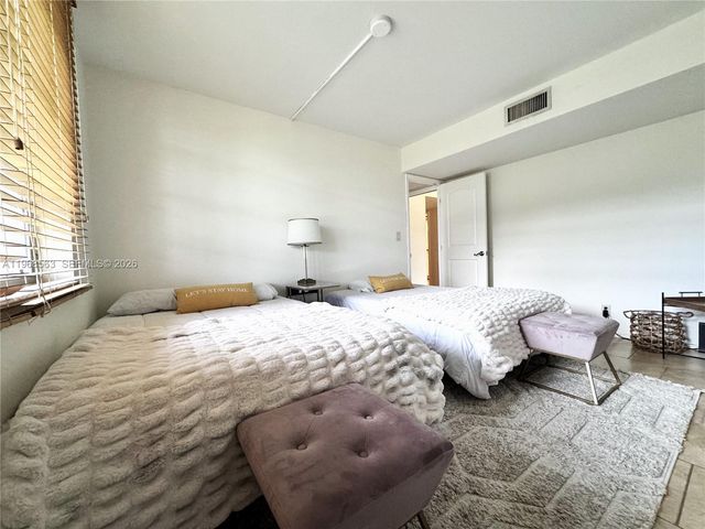 901 W Cypress Ln 201, Pompano Beach, FL 33069