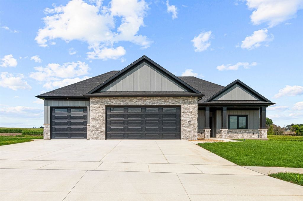 250 Howard, Swisher, IA 52333