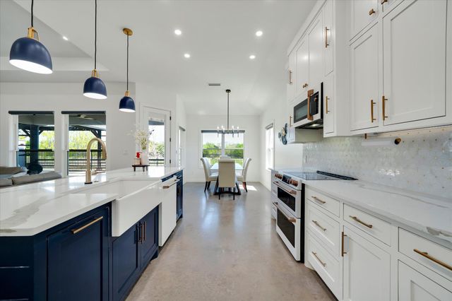 1611 Johnson ST, Marble Falls, TX 78654