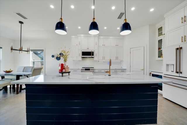 1611 Johnson ST, Marble Falls, TX 78654