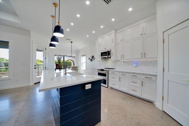 1611 Johnson ST, Marble Falls, TX 78654