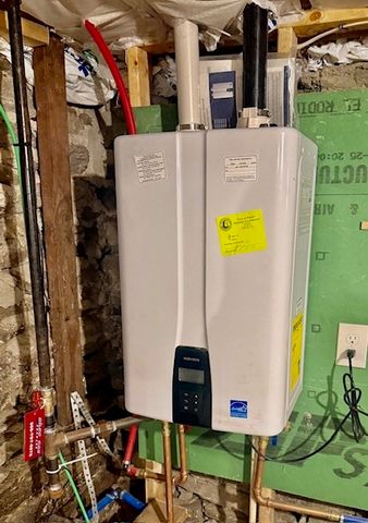 38 Colonial Rd, Webster, MA 01570