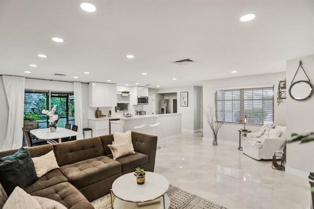 3220 SE 11th Street A, Pompano Beach, FL 33062