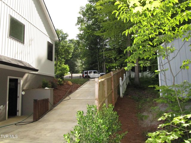 122 Five Oaks Drive, Johnson City, TN 37604