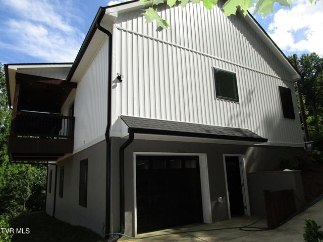 122 Five Oaks Drive, Johnson City, TN 37604