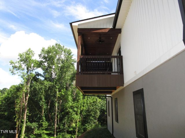 122 Five Oaks Drive, Johnson City, TN 37604