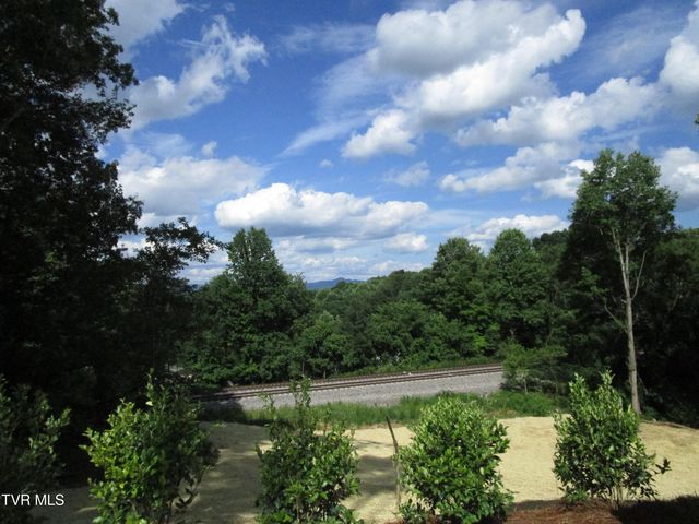 122 Five Oaks Drive, Johnson City, TN 37604