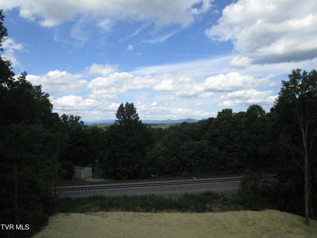 122 Five Oaks Drive, Johnson City, TN 37604